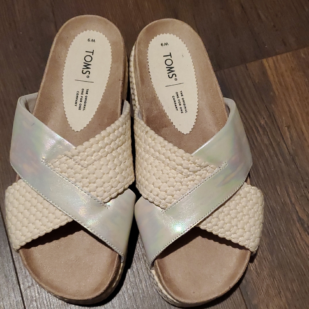 New TOMS Women's Woven Cream and Iridescent Sandals Sz 9